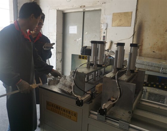 鋁工業(yè)型材鋸切機(jī) 鋁工業(yè)型材鋸切機(jī)