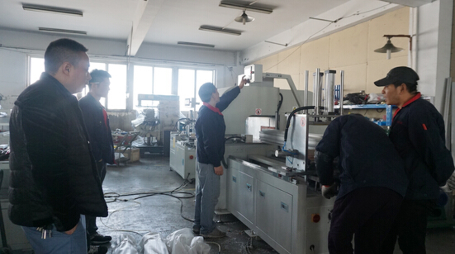 陽光明媚！客戶來鄧氏現(xiàn)場(chǎng)考察大型數(shù)控切鋁機(jī)